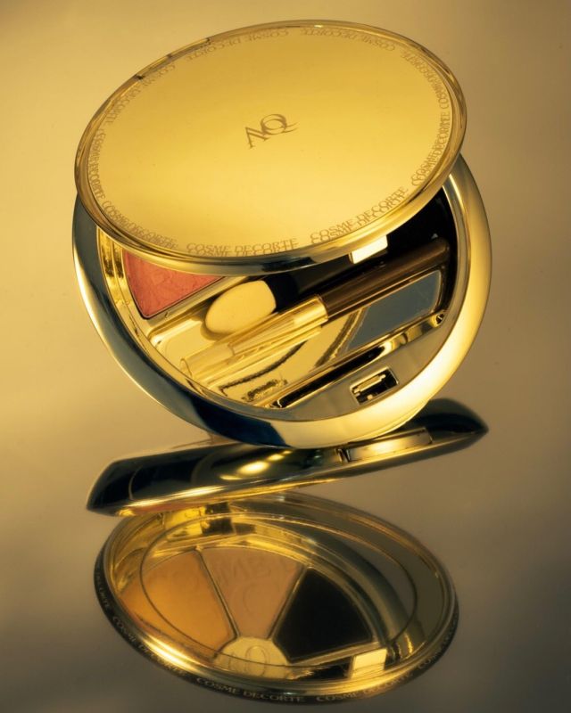 化粧品の撮影
ゴールドの容器なので、高級感が出るように撮影しました。

#photographer #カメラマン #スタジオ撮影 #物撮り #stilllife #資生堂 #化粧品 #コスメ #tokyo #japan #gold #アイシャドウ
